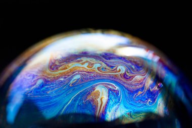 Soyut desen, sabun köpüğünün içindeki çok renkli kaotik doku, yakın plan.