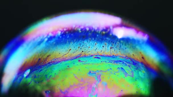 Abstraktní vzor, duhová chaotická textura uvnitř mýdlové bubliny, detailní záběr — Stock video