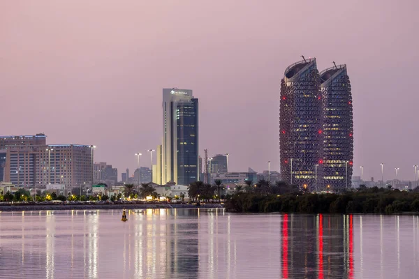 Vista da paisagem urbana de Abu Dhabi da rua Salam corniche durante o pôr do sol — Fotografia de Stock