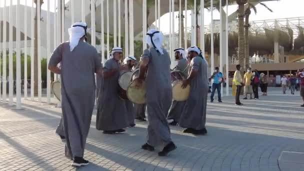 Dubai, Verenigde Arabische Emiraten - 15 november 2021: Emirati Welkomstdans op Expo2020. Energetische authentieke performance op het Plaza 2020. — Stockvideo