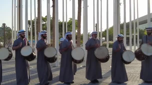 Dubai, Zjednoczone Emiraty Arabskie - 15 listopada 2021: Emirati Welcome dance at Expo2020. Energetyczne autentyczne wykonanie na 2020 Plaza. — Wideo stockowe