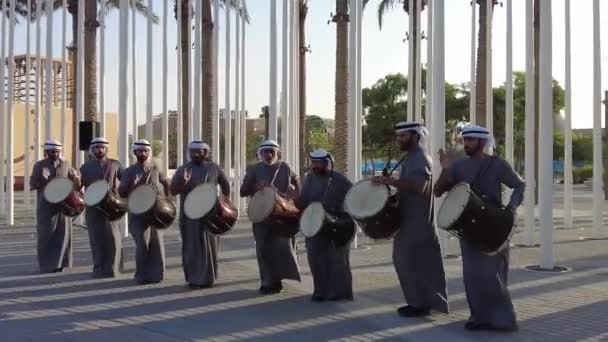 Dubái, Emiratos Árabes Unidos - 15 de noviembre de 2021: Emirati Welcome dance at Expo2020. Auténtica actuación energética en 2020 Plaza. — Vídeo de stock