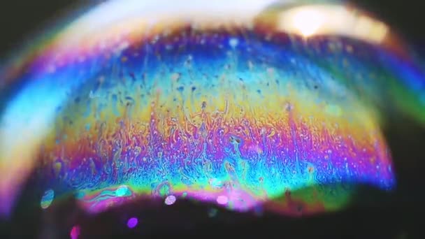 Regenboog chaotische abstracte textuur in de zeepbel, abstracte close-up — Stockvideo