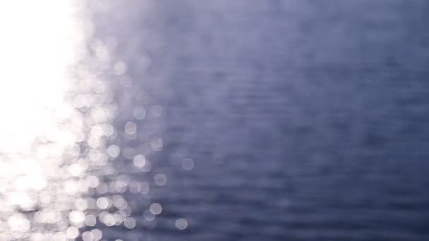 Abstraktní pohyb východního moře, rozostřené pozadí třpytící se vody, efekt bokeh — Stock video