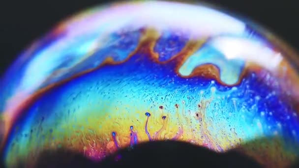 Abstraktní pestrobarevná chaotická vírová textura uvnitř mýdlové bubliny, detailní záběr — Stock video