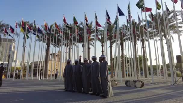 Dubai, Emirados Árabes Unidos - 15 de novembro de 2021: Dança de boas-vindas Emirados na Expo2020. Desempenho energético autêntico no 2020 Plaza. — Vídeo de Stock