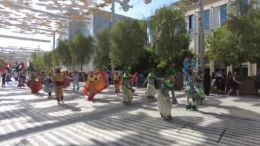 Dubai, BAE - 15 Kasım 2021: Dubai 'de Daily Parade. Benzersiz kültürel taşınma kutlaması.