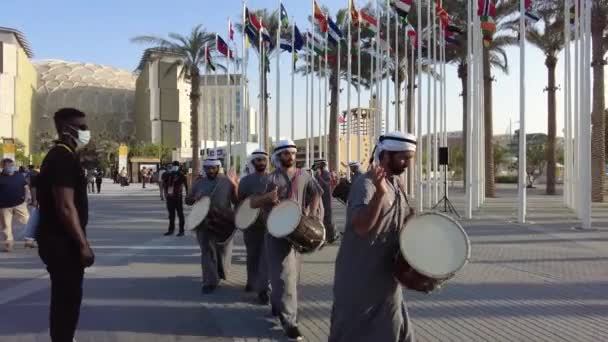 Дубай, ОАЭ - 15 ноября 2021 года: Emirati Welcome Dance на выставке Expo2020. Энергетическая эффективность на Плазе 2020. — стоковое видео