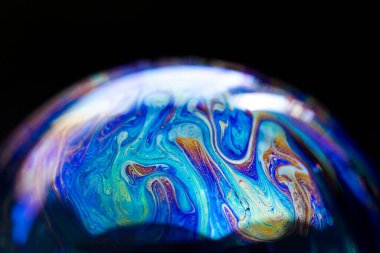 Soyut desen, sabun köpüğünün içindeki çok renkli kaotik doku, yakın plan.