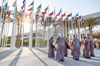 Dubai, BAE - 15 Kasım 2021: Expo2020 'de Emirati karşılama dansı. 2020 Plaza 'da enerjik otantik performans.