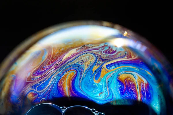 Soyut desen, sabun köpüğünün içindeki çok renkli kaotik doku, yakın plan.