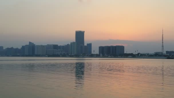 Abu Dhabi kaupunkikuva varhain aamulla auringonnousun — kuvapankkivideo