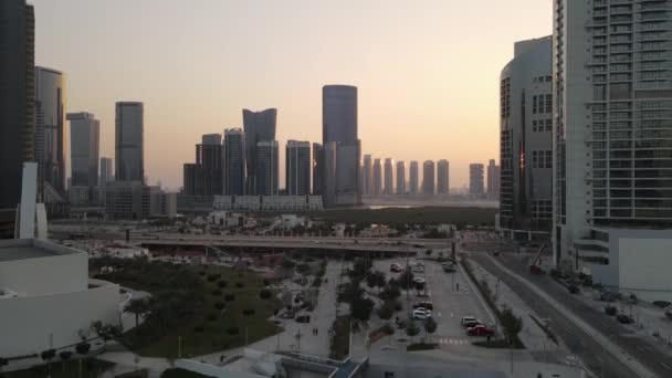 Matahari terbenam di Abu Dhabi, pemandangan udara di pulau Al Reem pencakar langit modern antara hutan bakau di laut — Stok Video