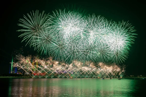 Fuochi d'artificio che illuminano il cielo in occasione del cinquantesimo Giubileo d'Oro della Giornata Nazionale degli Emirati Arabi Uniti ad Abu Dhabi Immagine Stock