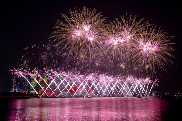 Fuochi d'artificio che illuminano il cielo in occasione del cinquantesimo Giubileo d'Oro della Giornata Nazionale degli Emirati Arabi Uniti ad Abu Dhabi Immagini Stock Royalty Free