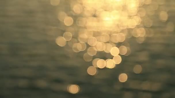 Movimiento abstracto del mar del atardecer, fondo desenfocado de agua brillante, efecto bokeh — Vídeo de stock