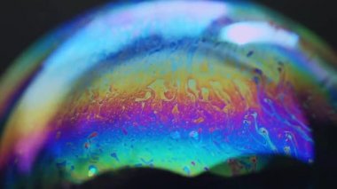 Soyut desen, sabun köpüğünün içindeki gökkuşağı kaotik dokusu, yakın plan.