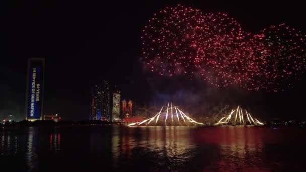 Abu Dhabi, SAE - 2. prosince 2021: Ohňostroje rozsvěcují oblohu jako součást oslav 50. výročí národního dne v Abú Dhabí — Stock video