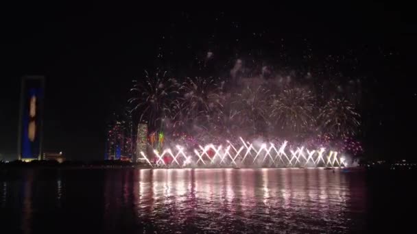 Абу-Дабі, ОАЕ - 2 грудня 2021: Феєрверки, що висвітлюють небо в рамках 50-го Золотого ювілею ОАЕ Національного дня в Абу-Дабі. — стокове відео