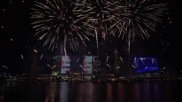 Fyrverkerier lyser upp himlen ovanför Galleria Mall som en del av 50: e Golden Jubilee Förenade Arabemiratens nationaldag firande i Abu Dhabi — Stockvideo