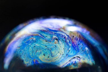 Soyut desen, sabun köpüğünün içindeki çok renkli kaotik doku, yakın plan.