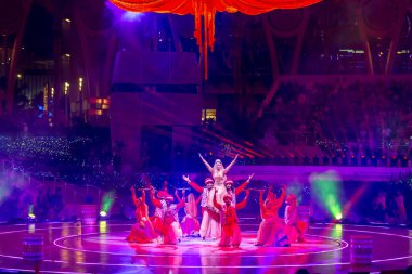 Dubai, BAE - 4 Kasım 2021: Diwali Kutlaması, Expo2020 Işık Festivali. Dubai 'deki zengin ve çeşitli Hint topluluklarından dansçılar ve kültürel grupların performansları.