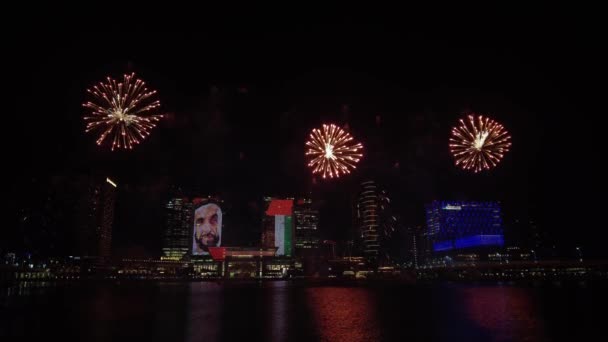 Abu Dhabi, VAE - 3. Dezember 2021: Feuerwerk erhellt den Himmel über der Galleria Mall im Rahmen der Feierlichkeiten zum 50. Nationalfeiertag der Vereinigten Arabischen Emirate in Abu Dhabi — Stockvideo