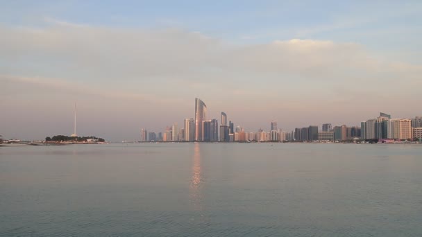 Abu Dhabi panorama ve zlaté hodině. Vytváření záběru. — Stock video