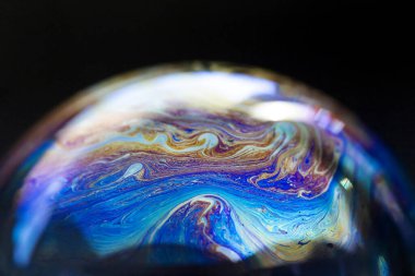 Soyut desen, sabun köpüğünün içindeki çok renkli kaotik doku, yakın plan.