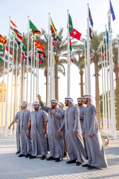 Dubai, Emirati Arabi Uniti - 15 novembre 2021: Emirati Welcome dance a Expo2020. Spettacolo energetico autentico al 2020 Plaza. Foto Stock Royalty Free