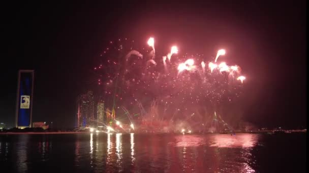 Abu Dhabi, Emiratos Árabes Unidos - 2 de diciembre de 2021: Fuegos artificiales iluminando el cielo como parte de las celebraciones del 50º Jubileo de Oro del Día Nacional de los Emiratos Árabes Unidos en Abu Dhabi — Vídeo de stock