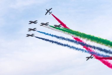 ABU DHABI, BAE - 02 Aralık 2018: Al Fursan akrobatik takımı Abu Dabi, BAE 'de gökyüzünde gösteri yapıyor.
