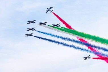 ABU DHABI, BAE - 02 Aralık 2018: Al Fursan akrobatik takımı Abu Dabi, BAE 'de gökyüzünde gösteri yapıyor.
