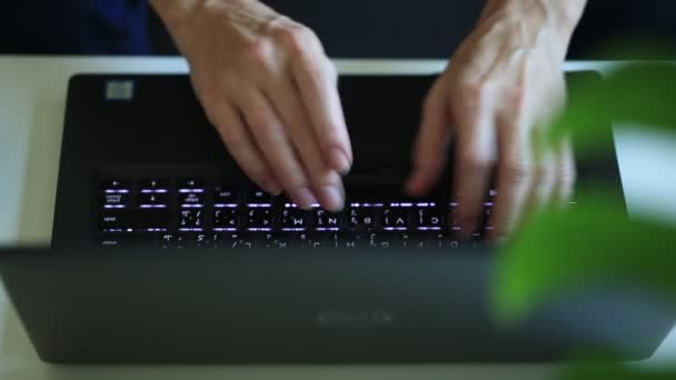 Концепція фрілансера, що працює з дому. Жінка друкує на ноутбуці, руки у фокусі . — стокове відео