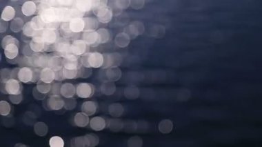 Güneşin doğuşu denizinin soyut hareketi, titreyen su arka planda çözülmüş, bokeh etkisi