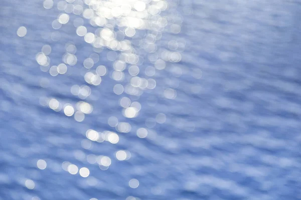 Titreşen su odaklanmış arka plan, soyut bokeh etkisi