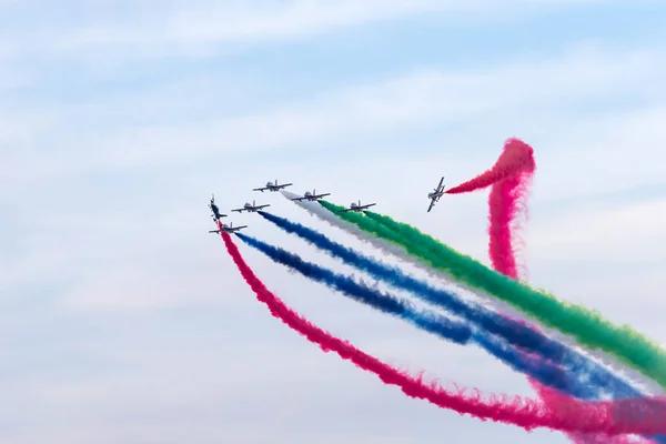 ABU DHABI, BAE - 02 Aralık 2018: Al Fursan akrobatik takımı Abu Dabi, BAE 'de gökyüzünde gösteri yapıyor.