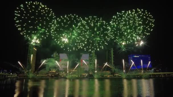 Abu Dhabi, Förenade Arabemiraten - 2 december 2021: Fyrverkerier som lyser upp himlen som en del av 50-årsjubileet av Förenade Arabemiratens nationaldag i Abu Dhabi — Stockvideo