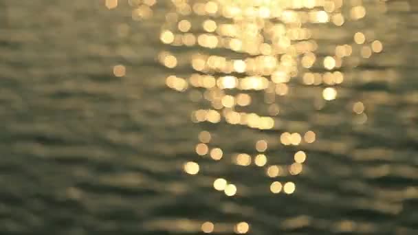 Movimiento abstracto del mar del atardecer, fondo desenfocado de agua brillante, efecto bokeh — Vídeo de stock