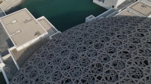 Abu Dhabi, UAE - November 8, 2021: Louvre Museum in Abu Dhabi. Main dome aerial drone footage. — Stock Video