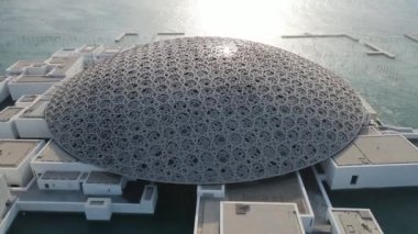 Abu Dabi, BAE - 8 Kasım 2021 Abu Dabi Louvre Müzesi. Ana kubbe insansız hava aracı görüntüleri.