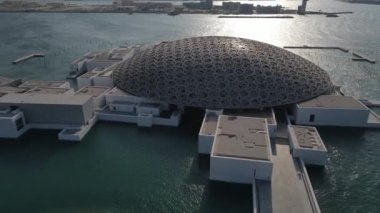 Abu Dabi, BAE - 8 Kasım 2021 Abu Dabi Louvre Müzesi. Ana kubbe insansız hava aracı görüntüleri.