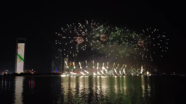 Abu Dhabi, Emiratos Árabes Unidos - 2 de diciembre de 2021: Fuegos artificiales iluminando el cielo como parte de las celebraciones del 50º Jubileo de Oro del Día Nacional de los Emiratos Árabes Unidos en Abu Dhabi — Vídeos de Stock