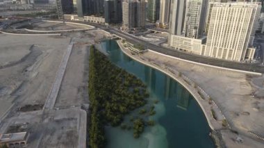 Bulutlu bir sabahta Abu Dabi 'deki Al Reem adasının gelişmekte olan kısmının hava görüntüsü. İnsansız hava aracı görüntüleri.