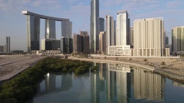 Vista aérea sobre el desarrollo de parte de la isla de Al Reem en Abu Dhabi en una mañana nublada. Imágenes de drones. — Vídeos de Stock