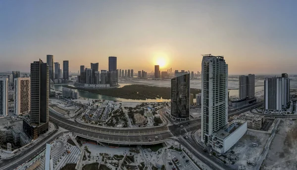 Вид с воздуха на остров Аль Рим в Абу-Даби на закате — стоковое фото