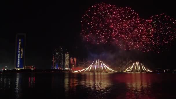 Абу-Дабі, ОАЕ - 2 грудня 2021: Феєрверки, що висвітлюють небо в рамках 50-го Золотого ювілею ОАЕ Національного дня в Абу-Дабі. — стокове відео