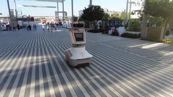 Dubai, UAE - November 28, 2021: Interactive robot at the Expo 2020 in Dubai greeting and welcoming the visitors — Stock Video