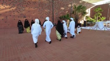 Dubai, BAE - 28 Kasım 2021: Expo2020 'de Emirati karşılama dansı. Orijinal geleneksel performans.