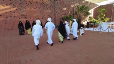 Dubai, BAE - 28 Kasım 2021: Expo2020 'de Emirati karşılama dansı. Orijinal geleneksel performans.